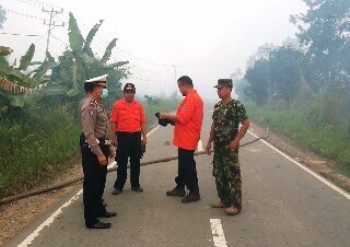 Ruas jalan Tungkal-Jambi terpaksa ditutup Rabu lalu akibat kebakaran lahan di Betara